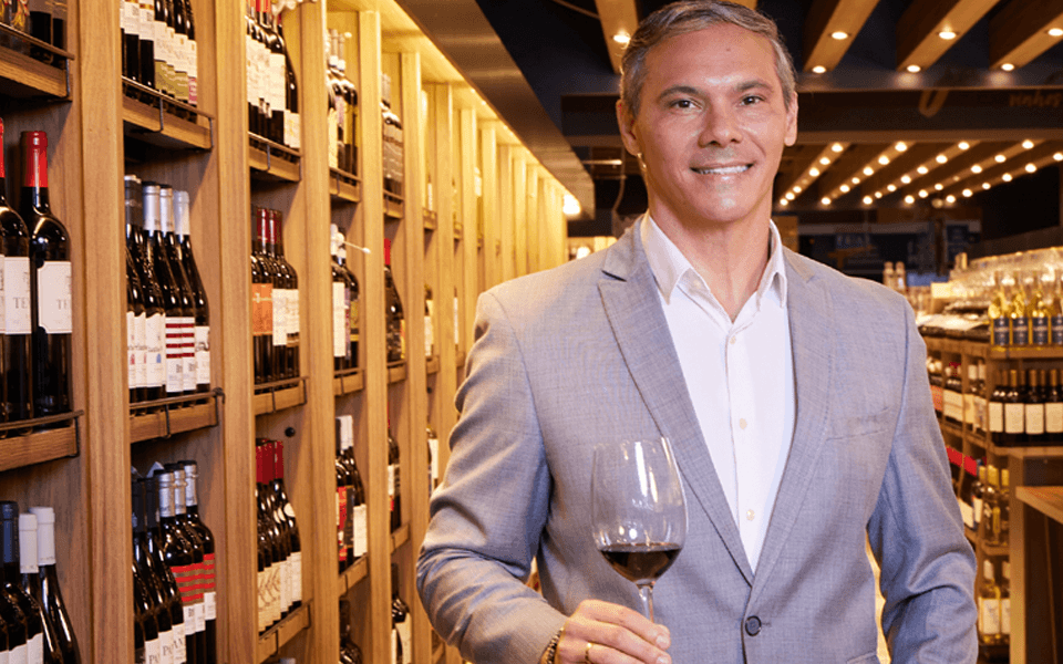 Sommelier Dionísio Chaves em frente à adega de vinhos Guanabara